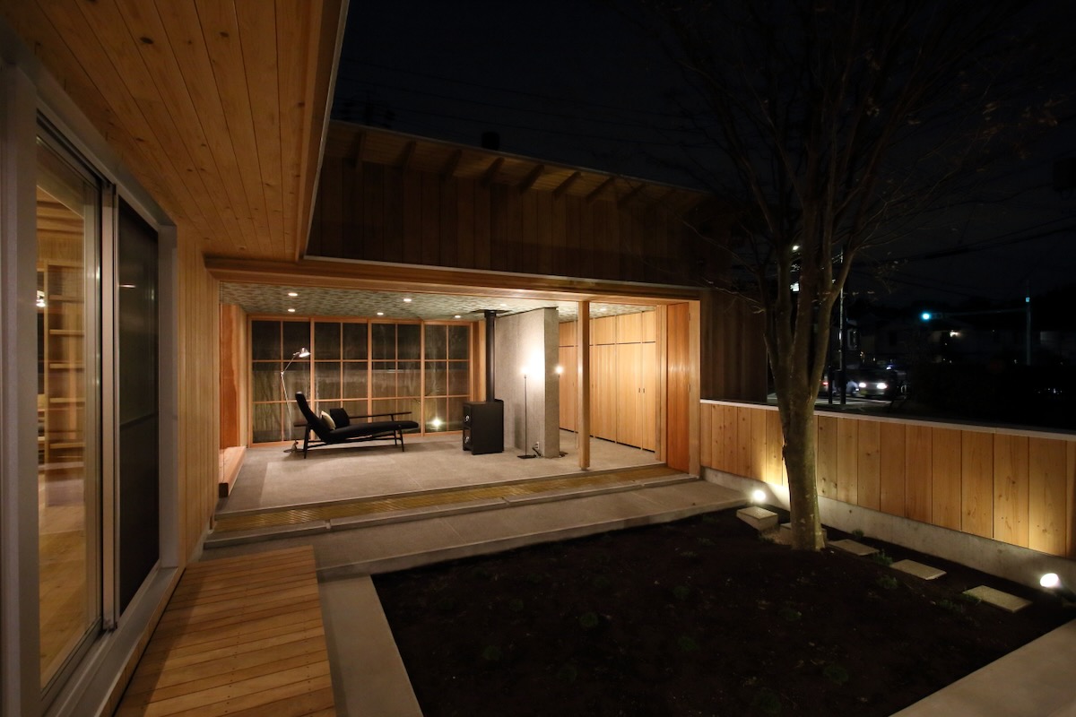平屋のコートハウスの夜景
