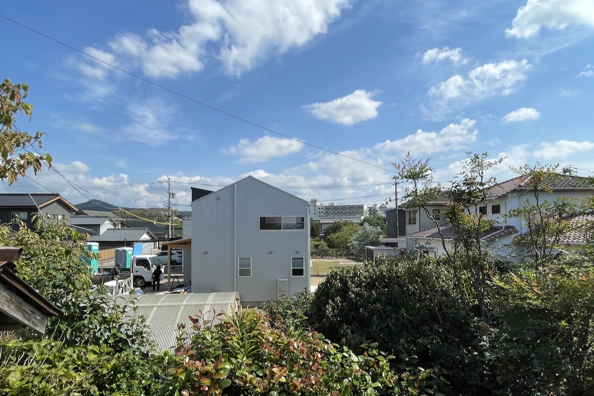 ガルバリウム鋼板の外壁のシンプルな２階建住宅