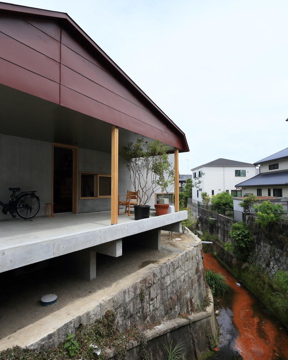 家の外観の全景と水路